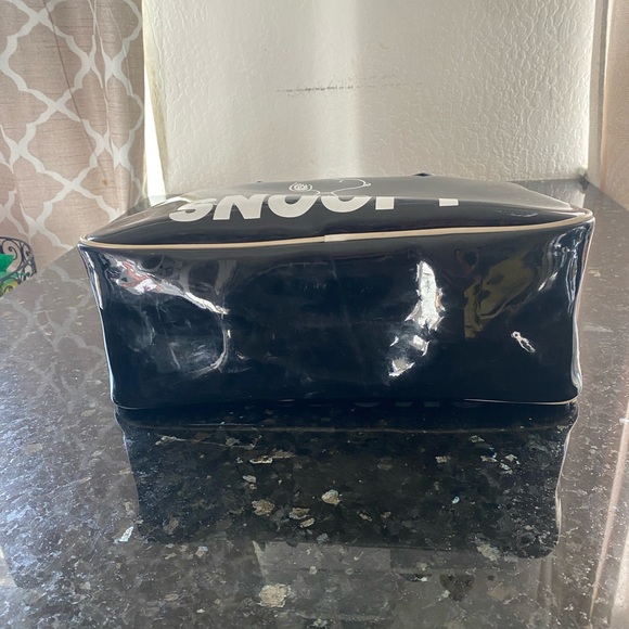 SNOOPY PEANUTS | Patent Faux Leather Duffel Bag - Picture 3 of 6